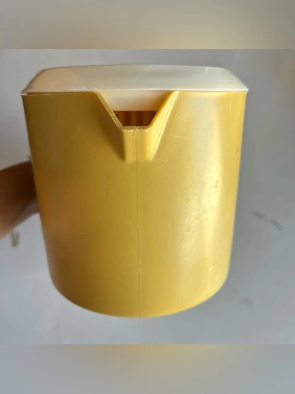 Vintage Rubbermaid 1.5 Quart Yellow Batter or drink Pitcher w/ Lid Retro Kitchen
